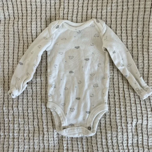 LOT OF 9 BOYS FALL/WINTER LONG SLEEVE ONSIES/PJ'S SIZE NEWBORN - Picture 3 of 12